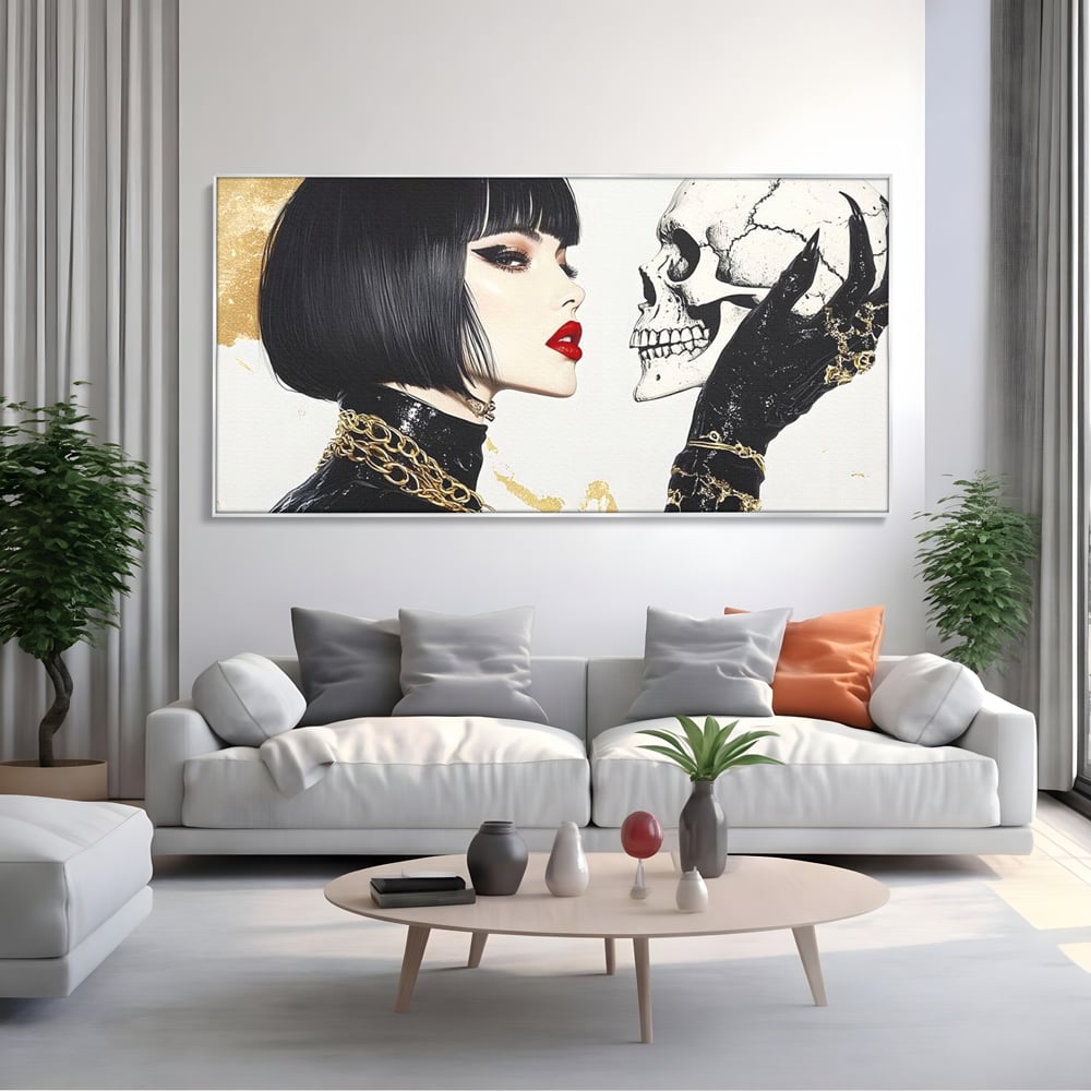 Tablou canvas cu ilustratie digitala cu femeie si craniu, in rama de aluminiu argintiu, pe perete intr-un living